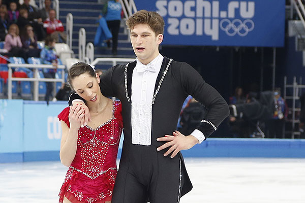 Николь Делла Моника и Маттео Гуаризе (Италия) выступают в произвольной программе парного катания на соревнованиях по фигурному катанию.