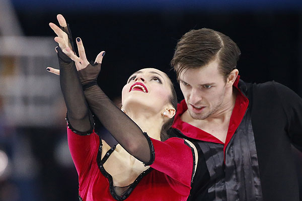 Стефания Бертон и Ондржей Готарек (Италия) выступают в произвольной программе парного катания на соревнованиях по фигурному катанию.