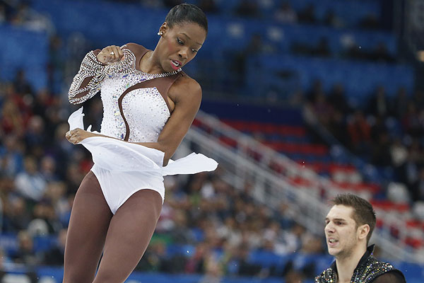 Ванесса Джеймс и Морган Сипре (Франция) выступают в произвольной программе парного катания на соревнованиях по фигурному катанию.