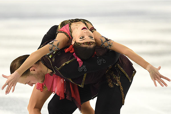 Вера Базарова и Юрий Ларионов (Россия) выступают в произвольной программе парного катания на соревнованиях по фигурному катанию.