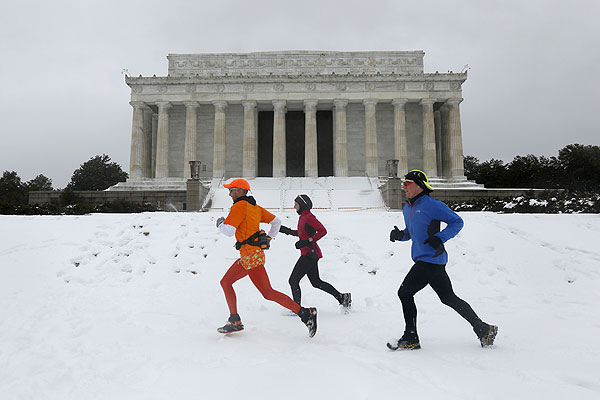 Вашингтонских джоггеров снегопад не останавливает.