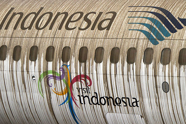 Ближайший к вулкану город Кедири полностью покрыт осколками породы и пеплом. На фото велорикша под слоем пепла.