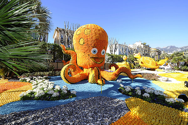 Лимонный фестиваль в Мантоне на юго-востоке Франции.