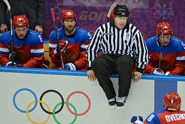 Слева направо: Никита Никитин и Федор Тютин (Россия) в матче группового этапа между сборными командами России и Словакии на соревнованиях по хоккею среди мужчин на XXII зимних Олимпийских играх в Сочи.