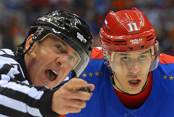 Справа: Евгений Малкин (Россия) в матче группового этапа между сборными командами России и США на соревнованиях по хоккею среди мужчин на XXII зимних Олимпийских играх в Сочи.