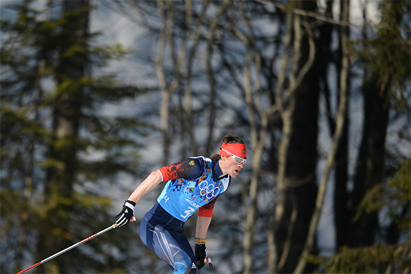 Максим Вылегжанин (Россия) на дистанции эстафеты в соревнованиях по лыжным гонкам среди мужчин на XXII зимних Олимпийских играх в Сочи.
