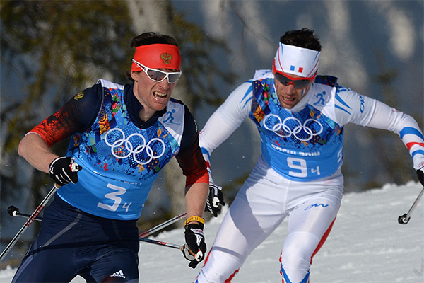 Слева направо: Максим Вылегжанин (Россия), Иван Перрийя Буате (Франция) на дистанции эстафеты в соревнованиях по лыжным гонкам среди мужчин на XXII зимних Олимпийских играх в Сочи.