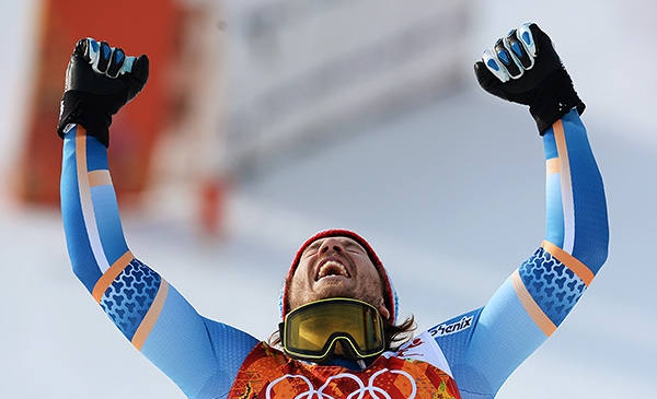 Хьетиль Янсруд (Норвегия), завоевавший золотую медаль в слаломе-супергиганте среди мужчин во время соревнований по горнолыжному спорту на XXII зимних Олимпийских играх в Сочи, во время цветочной церемонии.