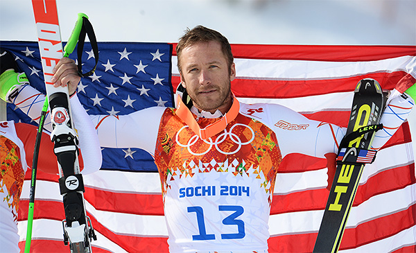 Боде Миллер (США), завоевавший бронзовую медаль в слаломе-супергиганте среди мужчин во время соревнований по горнолыжному спорту на XXII зимних Олимпийских играх в Сочи, во время цветочной церемонии.