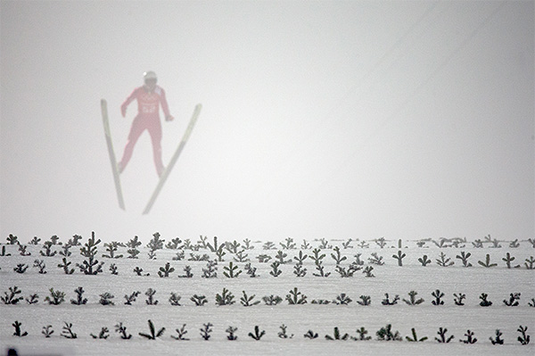 Спортсмен во время тренировки по прыжкам с большого трамплина (К-125) среди мужчин на XXII зимних Олимпийских играх в Сочи.