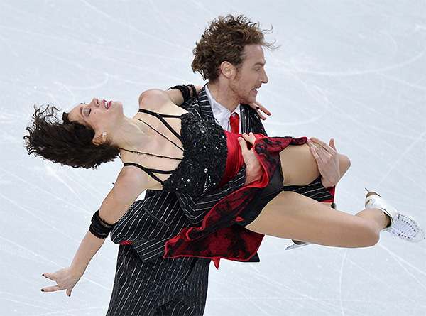 Натали Пешала и Фабьян Бурза (Франция) выступают в короткой программе танцев на льду на соревнованиях по фигурному катанию на XXII зимних Олимпийских играх в Сочи.