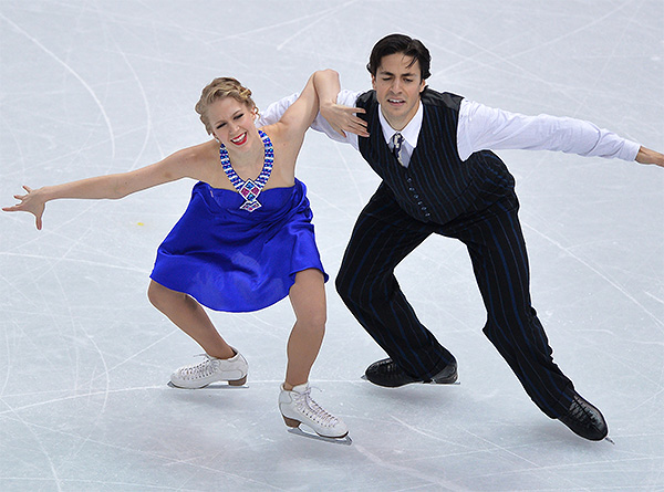 Кейтлин Уивер и Эндрю Поже (Канада) выступают в короткой программе танцев на льду на соревнованиях по фигурному катанию на XXII зимних Олимпийских играх в Сочи.