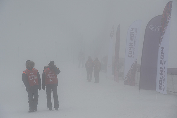 Сотрудники медицинской службы перед началом квалификации сноуборд-кросса на соревнованиях по сноуборду среди мужчин на XXII зимних Олимпийских играх в Сочи.
