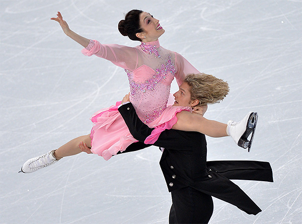 Мерил Дэвис и Чарли Уайт (США) выступают в короткой программе танцев на льду на соревнованиях по фигурному катанию на XXII зимних Олимпийских играх в Сочи.