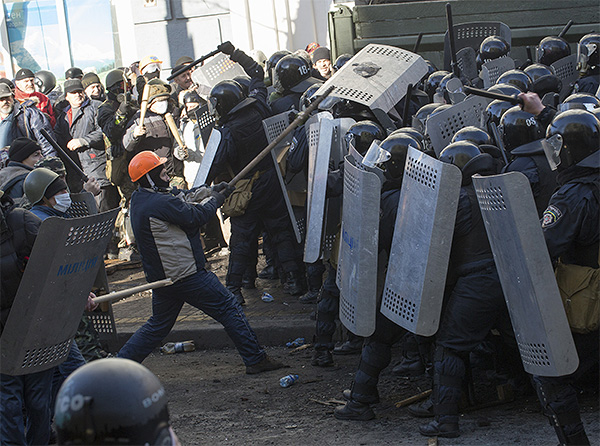 Противостояние манифестантов с милицией в центре Киева.

