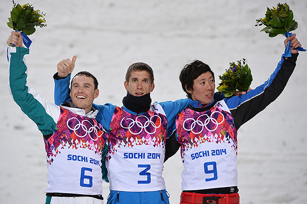 Призеры лыжной акробатики в соревнованиях по фристайлу среди мужчин на XXII зимних Олимпийских играх в Сочи во время цветочной церемонии (слева направо): Дэвид Моррис (Австралия) - серебряная медаль, Антон Кушнир (Белоруссия) - золотая медаль, Цзя Цзунян (Китай) - бронзовая медаль.