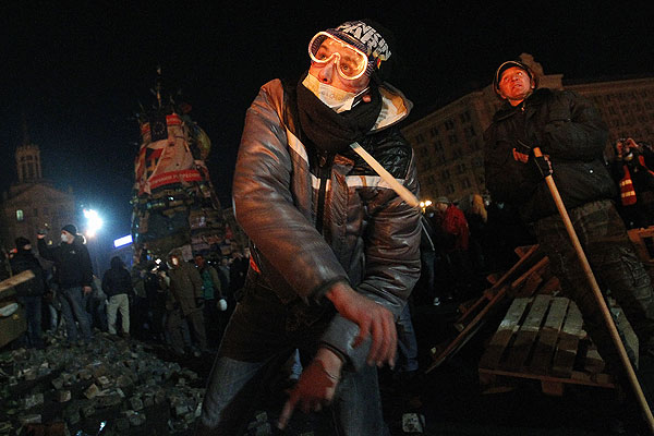 Около полуночи столкновения между митингующими и милицией возобновились с новой силой