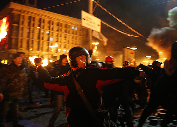 Протестующие в масках забросали здание Партии регионов камнями и "коктейлями Молотова".