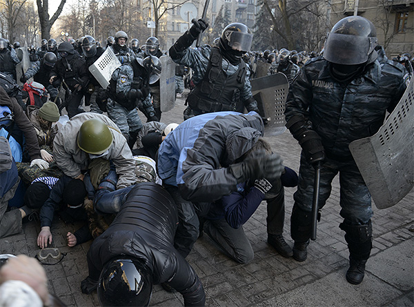 Обстановка в центре Киева накалена - манифестанты подожгли перекрывший Крещатик БТР, силовики применили водомет против протестующих на Институтской улице.
