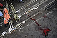 Кровь и свернутые носилки на Институтской улице.