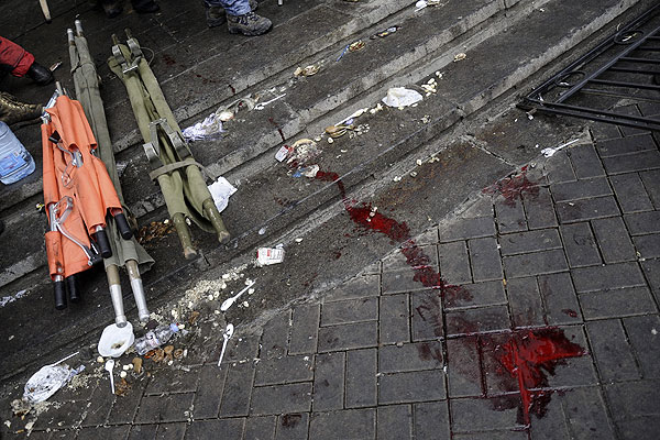 Кровь и свернутые носилки на Институтской улице.