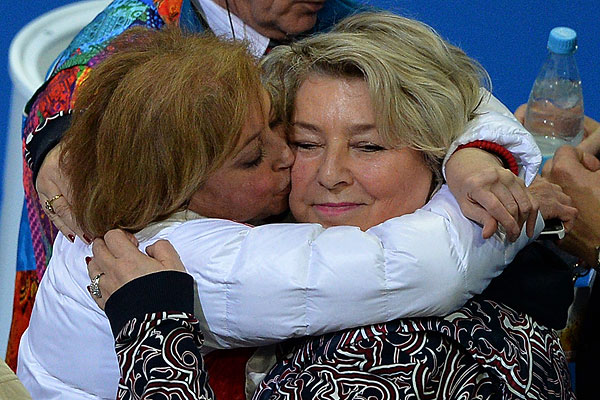 Тренеры по фигурному катанию Елена Буянова (слева) и Татьяна Тарасова после выступления спортсменок в произвольной программе женского одиночного катания на соревнованиях по фигурному катанию.