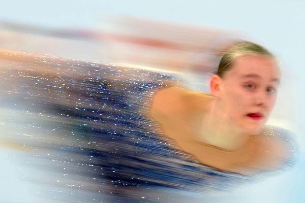 Елизавета Уколова (Чехия) выступает в произвольной программе женского одиночного катания на соревнованиях по фигурному катанию.