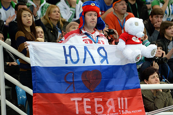 Российский болельщик на трибуне во время выступления спортсменок в произвольной программе женского одиночного катания на соревнованиях по фигурному катанию