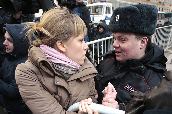 Бывшая обвиняемая по делу о массовых беспорядках на Болотной площади 6 мая Мария Баронова и сотрудник полиции у здания Замоскворецкого суда Москвы.