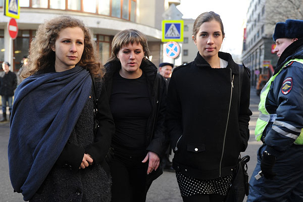 Участницы ВИА Pussy Riot Мария Алехина (слева) и Надежда Толоконникова (справа) у здания Замоскворецкого суда Москвы.