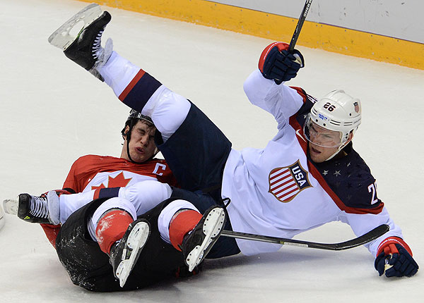 Слева направо: Сидни Кросби (Канада) и Пол Штястны (США) в полуфинальном матче между сборными командами США и Канады в соревнованиях по хоккею среди мужчин.