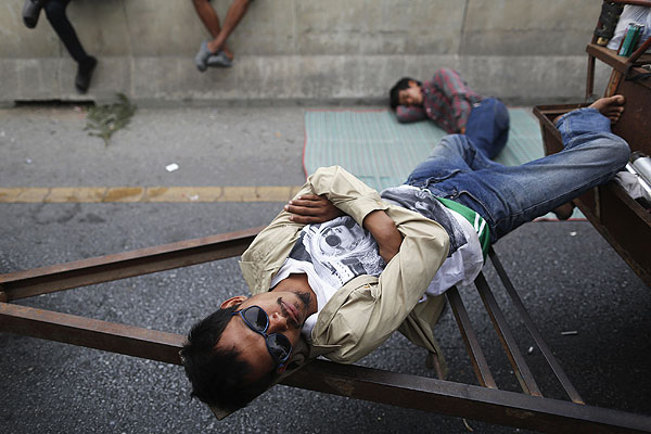 Тайские фермеры,специализирующиеся на выращивании риса, перекрыли тракторами дорогу к аэропорту Бангкока и устроили забастовку.