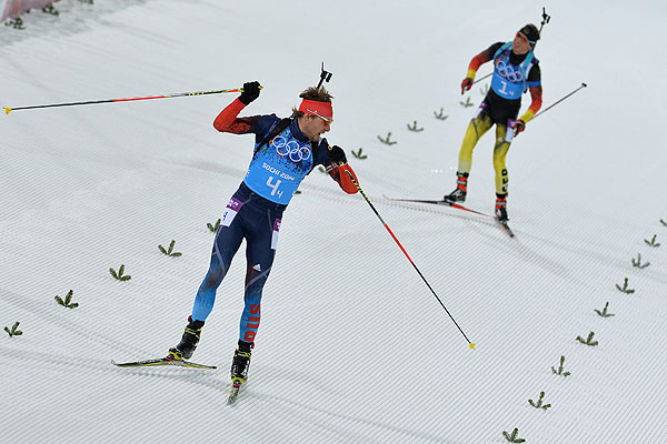 Антон Шипулин (Россия), Симон Шемпп (Германия) на финише эстафетной гонки в соревнованиях по биатлону среди мужчин.