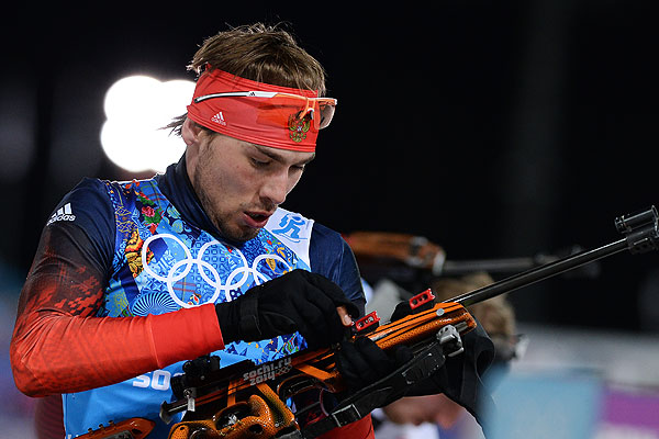 Антон Шипулин (Россия) на огневом рубеже эстафетной гонки в соревнованиях по биатлону среди мужчин.