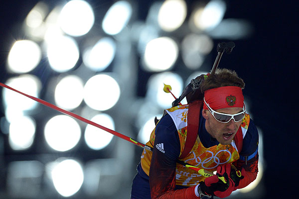 Дмитрий Малышко (Россия) на дистанции эстафетной гонки в соревнованиях по биатлону среди мужчин.