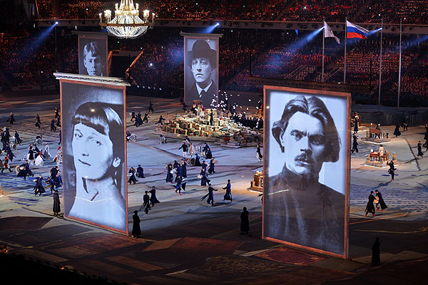 Огромные портреты русских писателей развернули на арене во время церемонии закрытия.