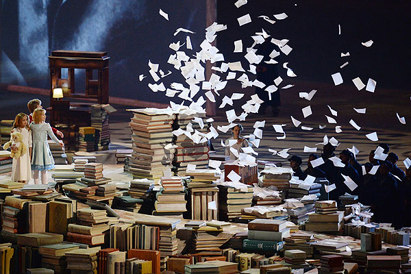 Артисты во время театрализованного представления на церемонии закрытия XXII зимних Олимпийских игр в Сочи.