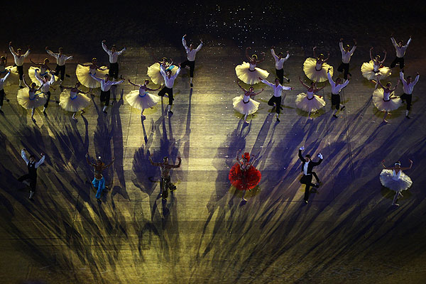 Артисты во время театрализованного представления на церемонии закрытия XXII зимних Олимпийских игр в Сочи.