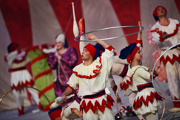 Артисты во время театрализованного представления на церемонии закрытия XXII зимних Олимпийских игр в Сочи.