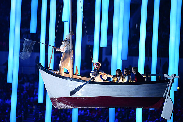 Артисты во время церемонии закрытия XXII зимних Олимпийских игр в Сочи.