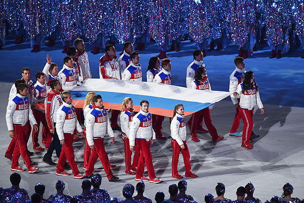 Вынос российского флага во время церемонии закрытия XXII зимних Олимпийских игр в Сочи.