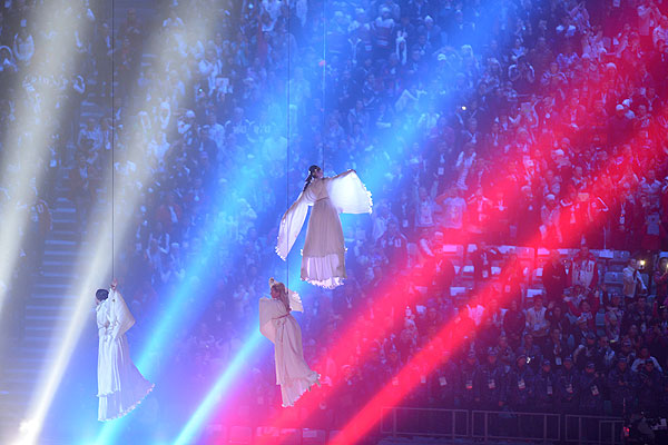 Артисты во время церемонии закрытия XXII зимних Олимпийских игр в Сочи.