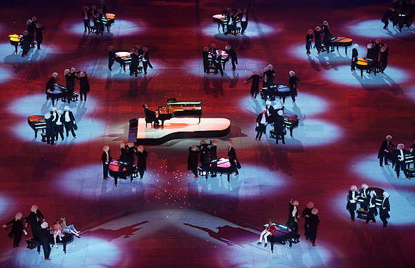 Пианист Денис Мацуев (в центре) выступает на церемонии закрытия XXII зимних Олимпийских игр в Сочи.