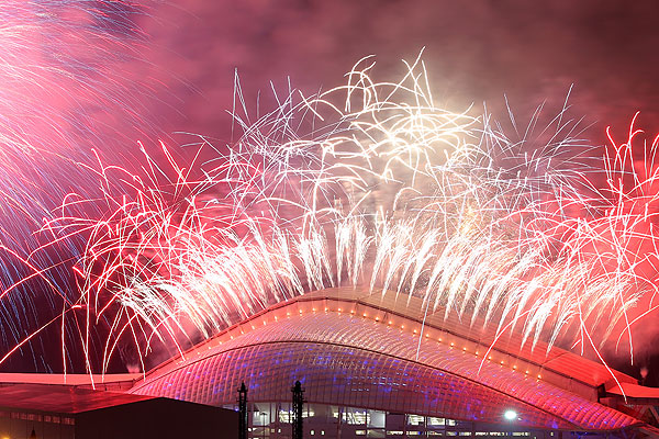 Салют над стадионом "Фишт" во время церемонии закрытия XXII зимних Олимпийских игр в Сочи.