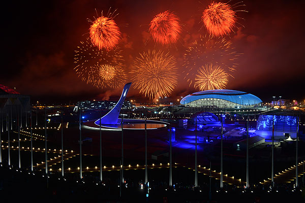 Праздничный фейерверк над Олимпийским Парком во время церемонии закрытия XXII зимних Олимпийских игр в Сочи.