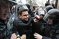 Сотрудники полиции задерживают оппозиционера Илью Яшина у здания Замоскворецкого суда Москвы.