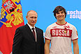 Владимир Путин и двукратный олимпийский чемпион в сноуборде Вик Уайлд во время церемонии награждения российских призеров XXII зимних Олимпийских игр в Сочи.