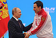 Владимир Путин  и двукратный олимпийский чемпион в бобслее Алексей Воевода во время церемонии награждения российских призеров XXII зимних Олимпийских игр в Сочи.