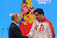 Владимир Путин и двукратный серебряный призер олимпийских игр в санном спорте Альберт Демченко во время церемонии награждения российских призеров XXII зимних Олимпийских игр в Сочи.