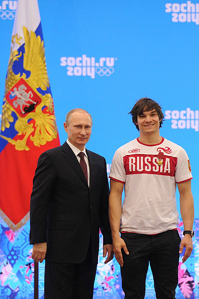 Владимир Путин и двукратный олимпийский чемпион в сноуборде Вик Уайлд во время церемонии награждения российских призеров XXII зимних Олимпийских игр в Сочи.